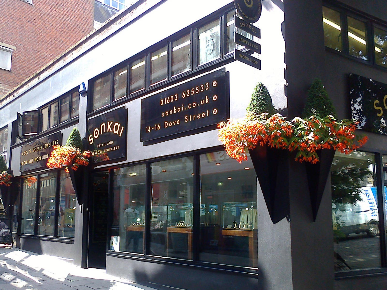 Suppliers Of Entrance Planters Norfolk
